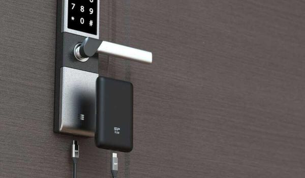 電子鎖沒電怎麼辦？外接電源就能輕鬆解鎖！