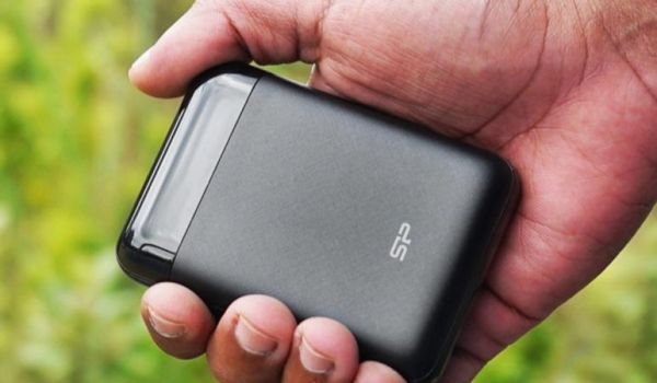 သင်နှင့်ကျွန်ုပ်သည် Power Bank ကိုအခြားအရည်အချင်းများဖြင့်ကြည့်ပါသည်၊ မှားရွေးမလုပ်ပါနှင့်!